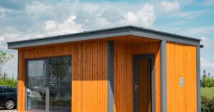 Co je to Tiny House a jak vypadá? Postavení ukázkový Tiny House v Letňanech.